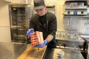 Kocken Fredrik Johnsson förbereder dagens grisprovning